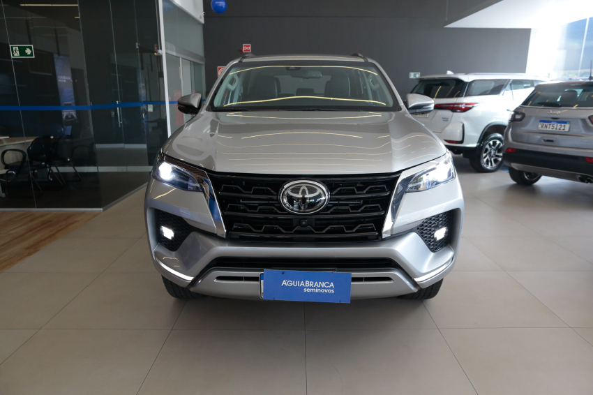 Toyota HILUX SW4 2.8 D-4D TURBO DIESEL SRX 4X4 AUTOMÁTICO 3