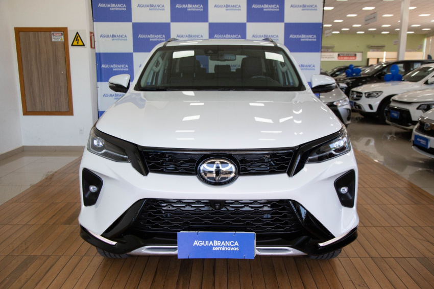 Toyota HILUX SW4 2.8 D-4D TURBO DIESEL SRX PLATINUM 4X4 AUTOMÁTICO 3