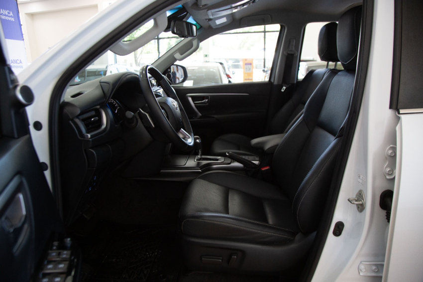 Toyota HILUX SW4 2.8 D-4D TURBO DIESEL SRX PLATINUM 4X4 AUTOMÁTICO 19
