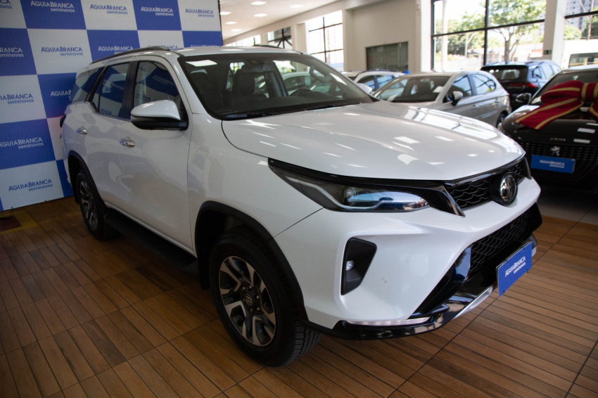Toyota HILUX SW4 2.8 D-4D TURBO DIESEL SRX PLATINUM 4X4 AUTOMÁTICO 4