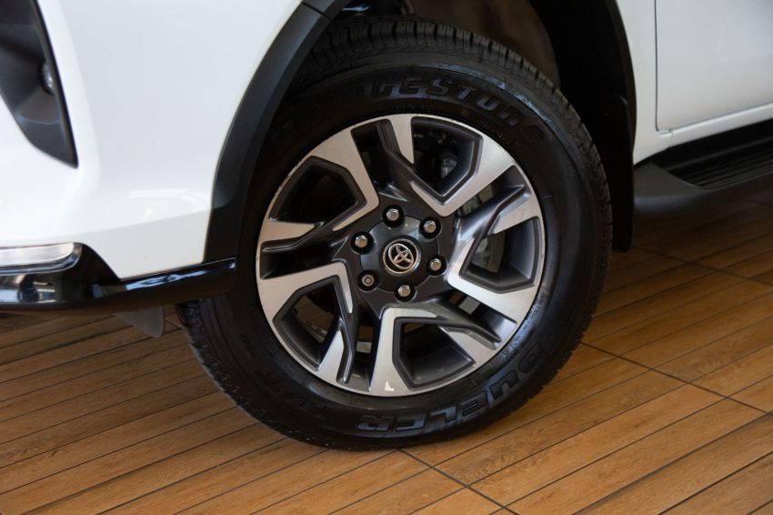 Toyota HILUX SW4 2.8 D-4D TURBO DIESEL SRX PLATINUM 4X4 AUTOMÁTICO 2
