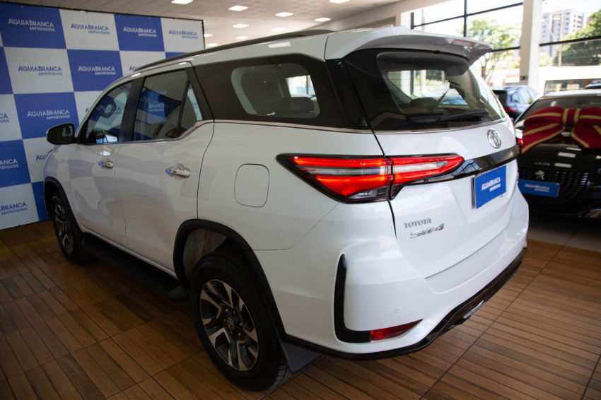 Toyota HILUX SW4 2.8 D-4D TURBO DIESEL SRX PLATINUM 4X4 AUTOMÁTICO 6