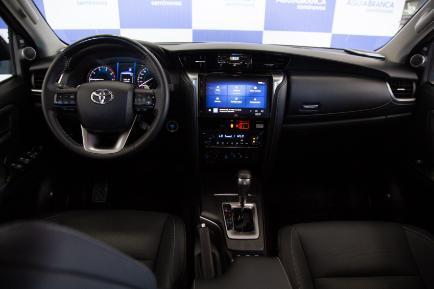 Toyota HILUX SW4 2.8 D-4D TURBO DIESEL SRX PLATINUM 4X4 AUTOMÁTICO 13