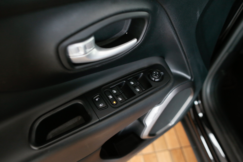 JEEP RENEGADE 1.3 T270 TURBO FLEX LONGITUDE AT6 19