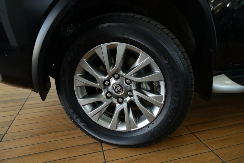 Toyota HILUX SW4 2.8 D-4D TURBO DIESEL SRX 7L 4X4 AUTOMÁTICO 2