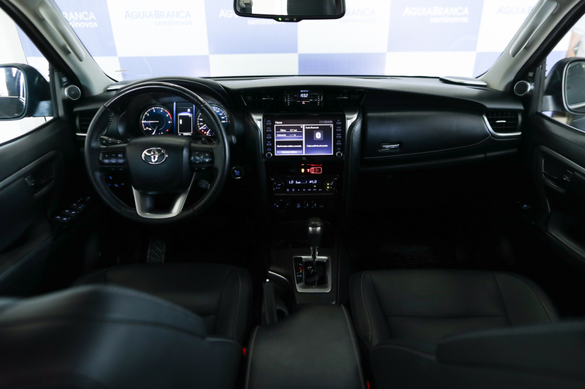 Toyota HILUX SW4 2.8 D-4D TURBO DIESEL SRX 7L 4X4 AUTOMÁTICO 13