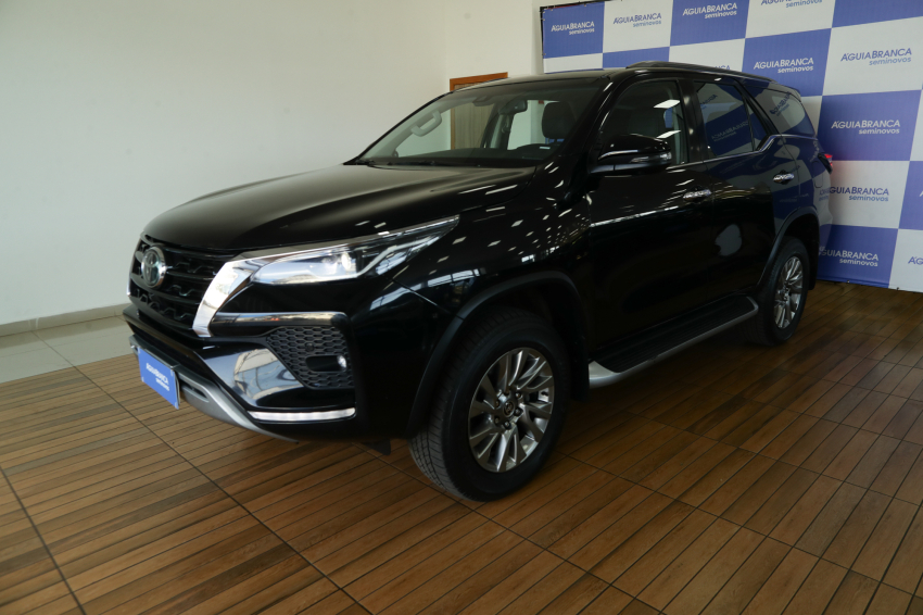 Toyota HILUX SW4 2.8 D-4D TURBO DIESEL SRX 7L 4X4 AUTOMÁTICO