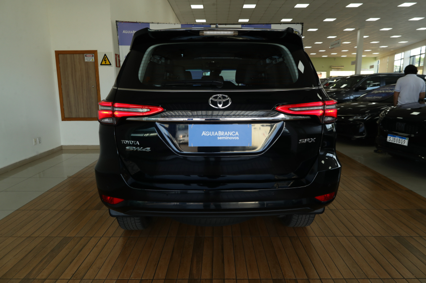 Toyota HILUX SW4 2.8 D-4D TURBO DIESEL SRX 7L 4X4 AUTOMÁTICO 8