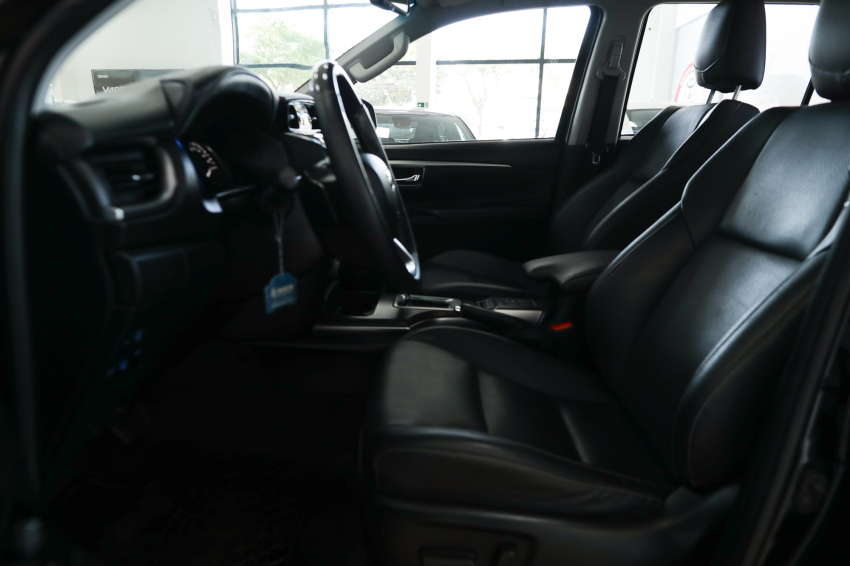 Toyota HILUX SW4 2.8 D-4D TURBO DIESEL SRX 7L 4X4 AUTOMÁTICO 20