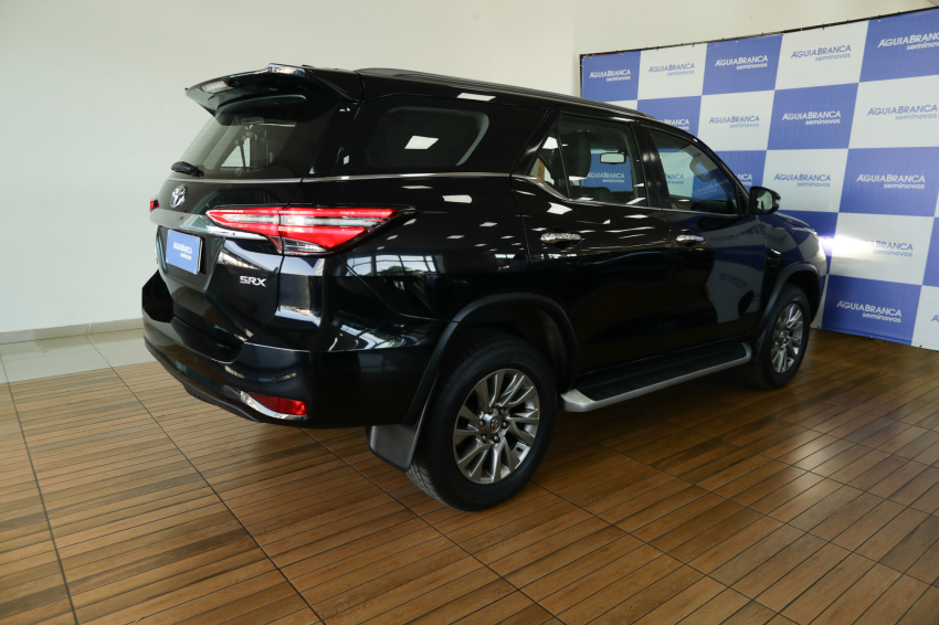 Toyota HILUX SW4 2.8 D-4D TURBO DIESEL SRX 7L 4X4 AUTOMÁTICO 10