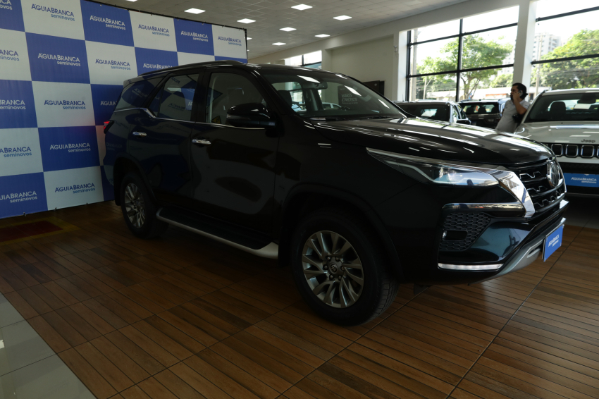 Toyota HILUX SW4 2.8 D-4D TURBO DIESEL SRX 7L 4X4 AUTOMÁTICO 5