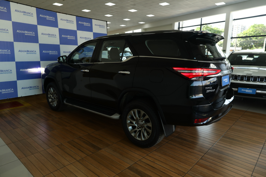 Toyota HILUX SW4 2.8 D-4D TURBO DIESEL SRX 7L 4X4 AUTOMÁTICO 7