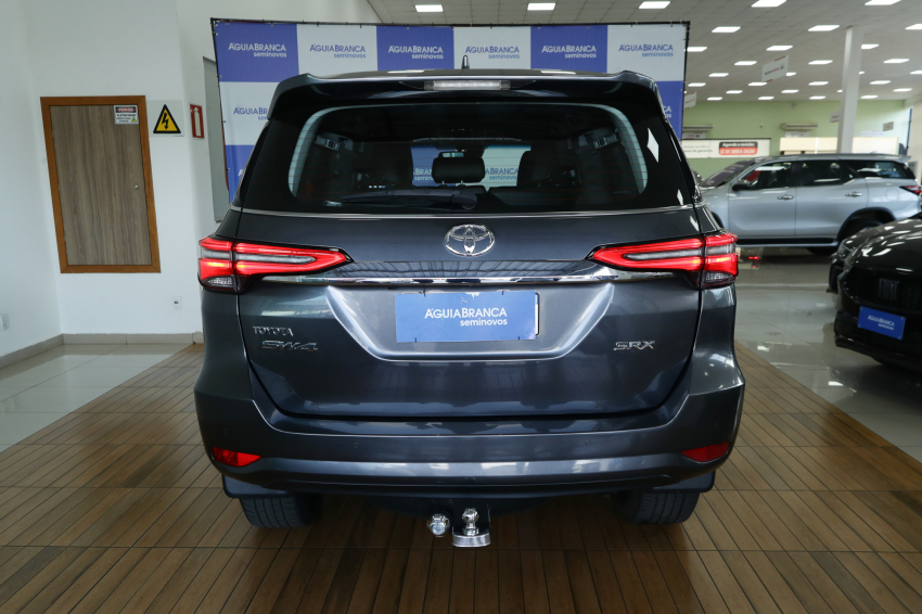 Toyota HILUX SW4 2.8 D-4D TURBO DIESEL SRX 4X4 AUTOMÁTICO 8