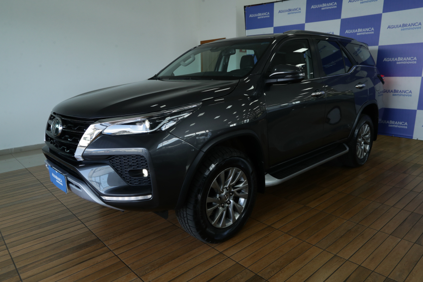 Toyota HILUX SW4 2.8 D-4D TURBO DIESEL SRX 4X4 AUTOMÁTICO
