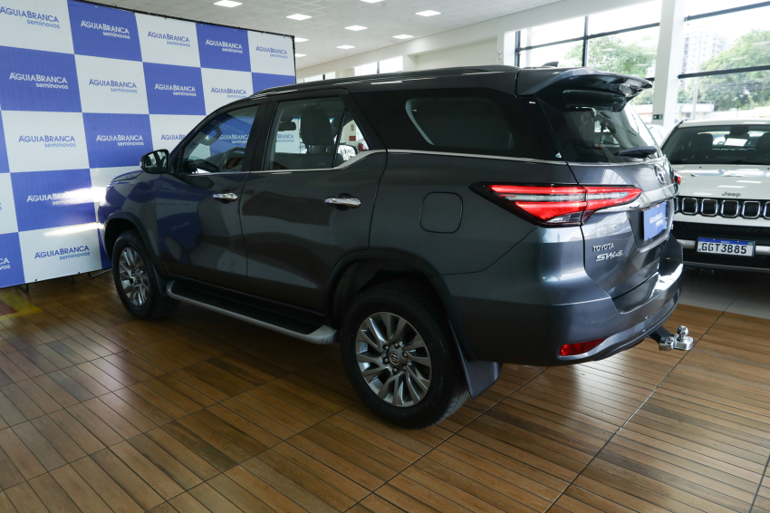 Toyota HILUX SW4 2.8 D-4D TURBO DIESEL SRX 4X4 AUTOMÁTICO 7