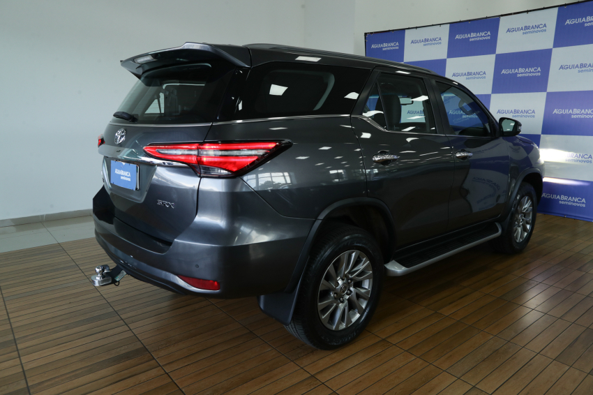 Toyota HILUX SW4 2.8 D-4D TURBO DIESEL SRX 4X4 AUTOMÁTICO 10