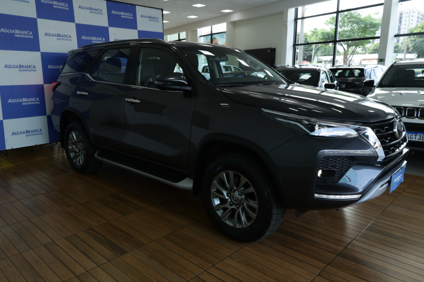 Toyota HILUX SW4 2.8 D-4D TURBO DIESEL SRX 4X4 AUTOMÁTICO 5