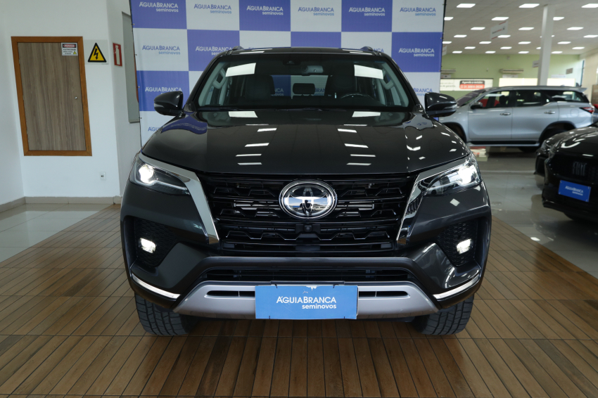 Toyota HILUX SW4 2.8 D-4D TURBO DIESEL SRX 4X4 AUTOMÁTICO 4