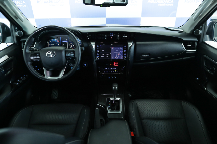 Toyota HILUX SW4 2.8 D-4D TURBO DIESEL SRX 4X4 AUTOMÁTICO 14