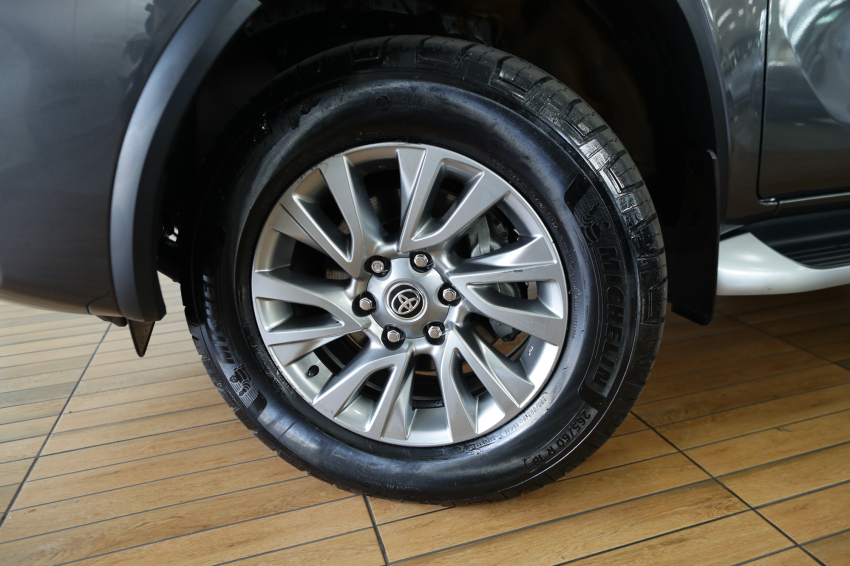 Toyota HILUX SW4 2.8 D-4D TURBO DIESEL SRX 4X4 AUTOMÁTICO 2