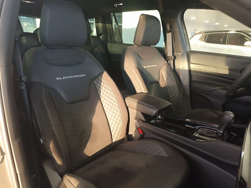 jeep commander 2.0 hurricane 4 turbo gasolina blackhawk at9 4p automatico 2025 jeep commander 2.0 hurricane 4 turbo gasolina blackhawk at9 4p automatico 2025