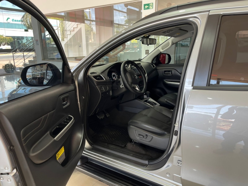 mitsubishi l200 triton 2.4 turbo diesel 4x4 at sport hpe 4p automatico 2025