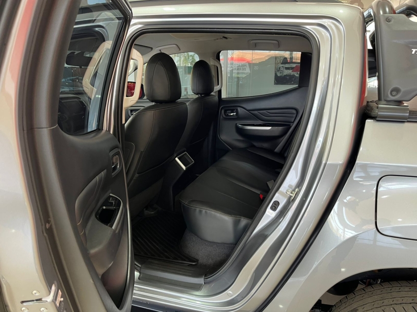 mitsubishi l200 triton 2.4 turbo diesel 4x4 at sport hpe 4p automatico 2025