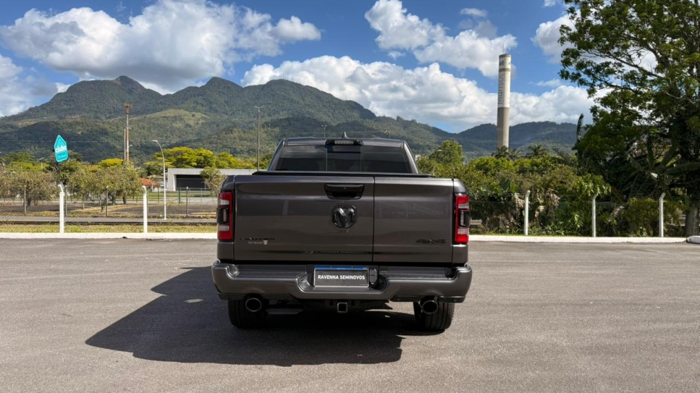 ram 1500  5.7 v8 gasolina limited night edition cd 4x4