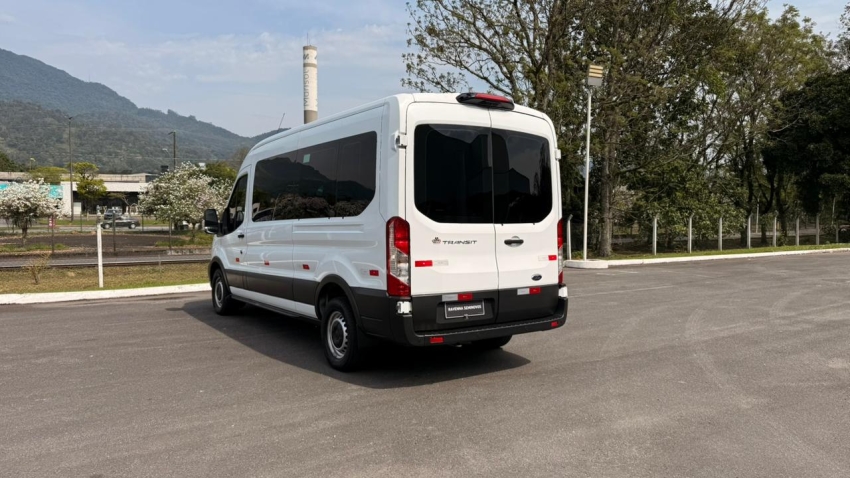 ford  transit 2.0 ecoblue diesel minibus 14+1 410l automatico5