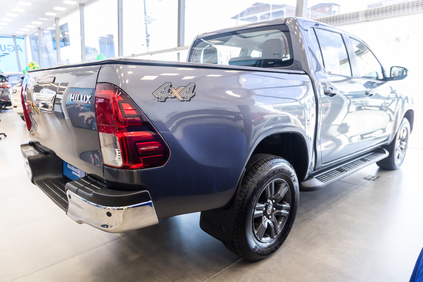 Toyota HILUX 2.8 D-4D TURBO DIESEL CD SR 4X4 AUTOMÁTICO 9