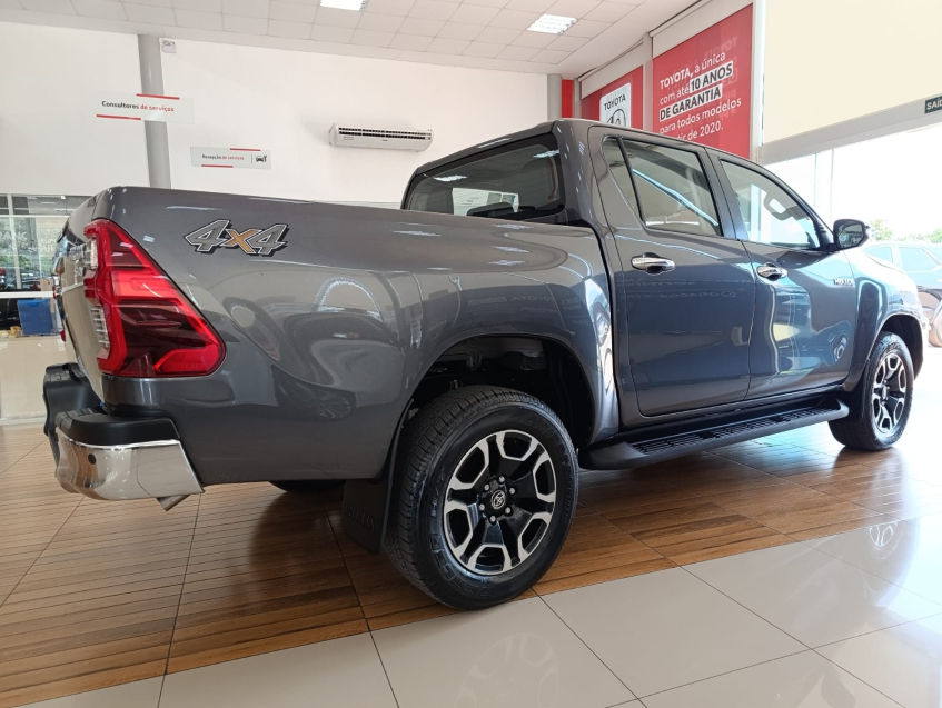 Toyota HILUX 2.8 D-4D TURBO DIESEL CD SRV 4X4 AUTOMÁTICO 9