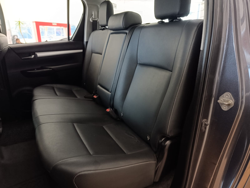 Toyota HILUX 2.8 D-4D TURBO DIESEL CD SRV 4X4 AUTOMÁTICO 18