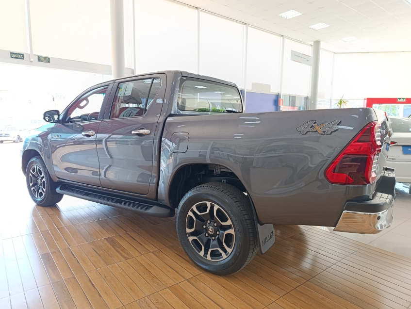 Toyota HILUX 2.8 D-4D TURBO DIESEL CD SRV 4X4 AUTOMÁTICO 7