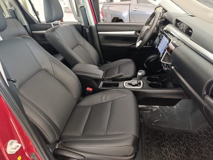 Toyota HILUX 2.8 D-4D TURBO DIESEL CD SRX 4X4 AUTOMÁTICO 18