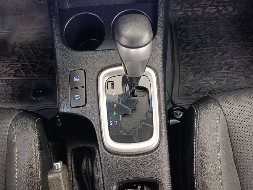 Toyota HILUX 2.8 D-4D TURBO DIESEL CD SRX 4X4 AUTOMÁTICO 16