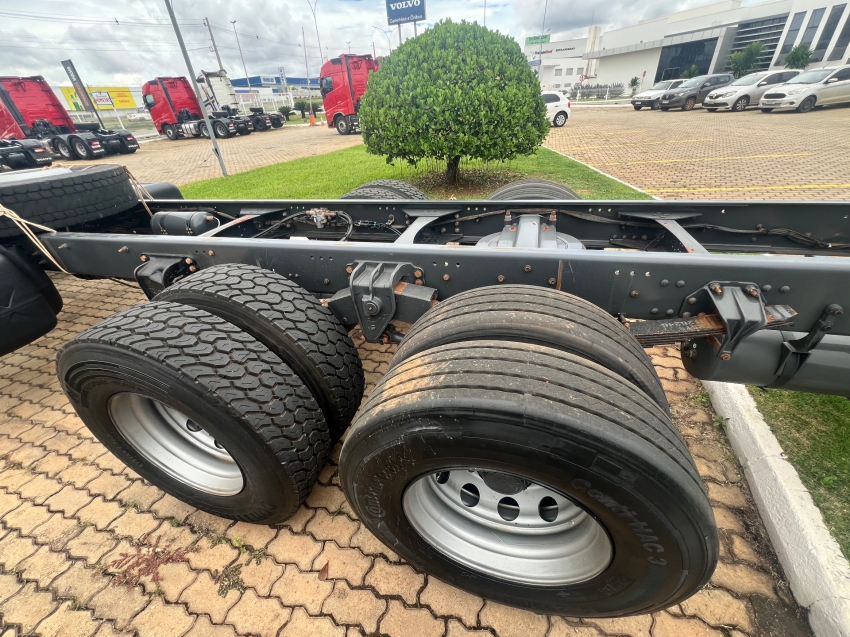 volvo vm330 lx l2h1 8x2r  22/225