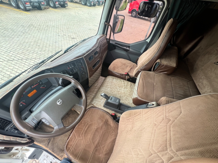 volvo vm330 lx l2h1 8x2r  22/228