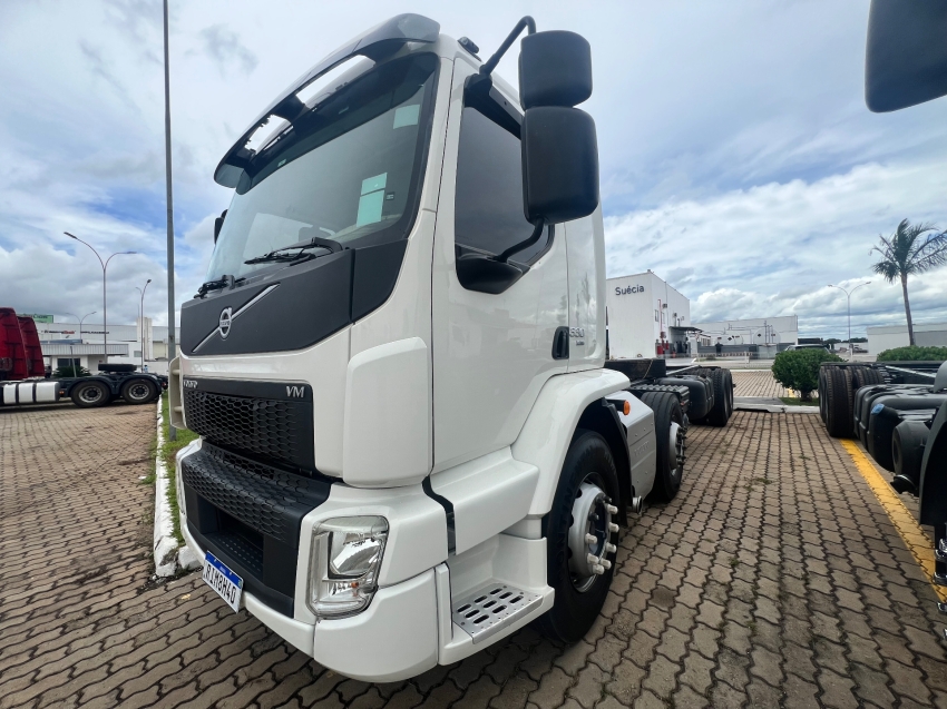 volvo vm330 lx l2h1 8x2r  22/221