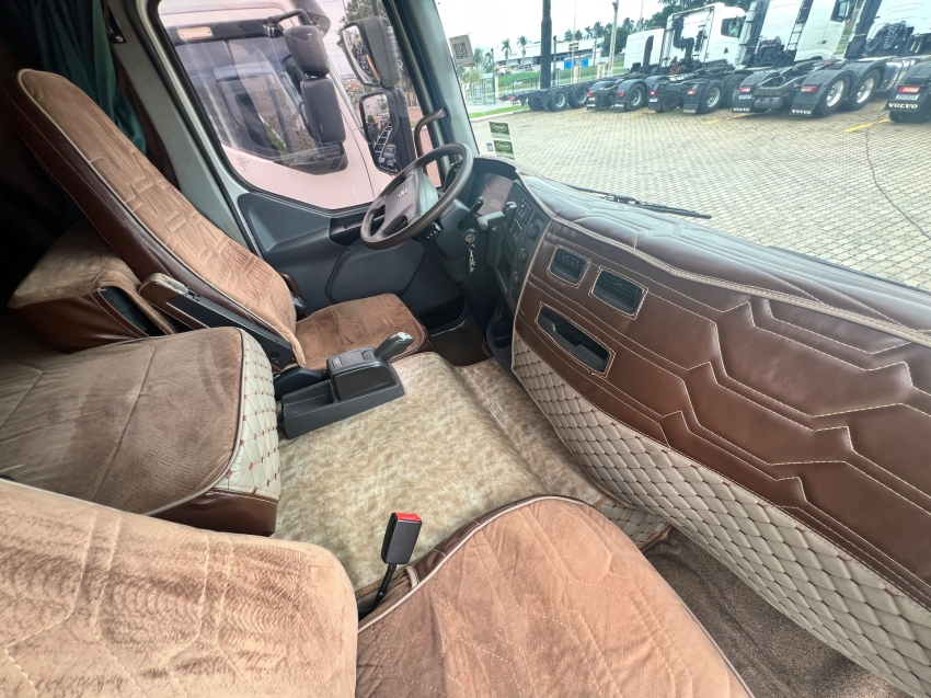 volvo vm330 lx l2h1 8x2r  22/2215