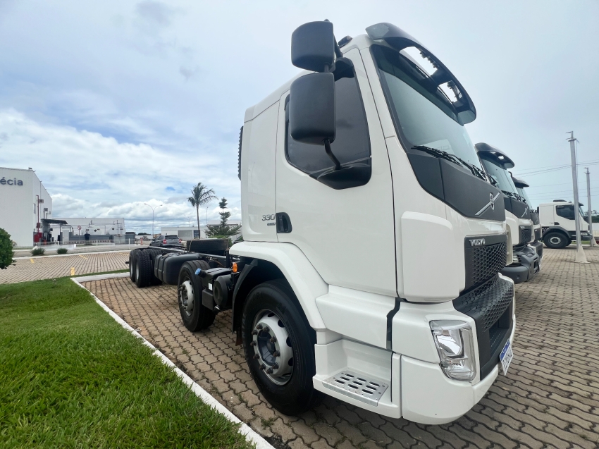 volvo vm330 lx l2h1 8x2r  22/222