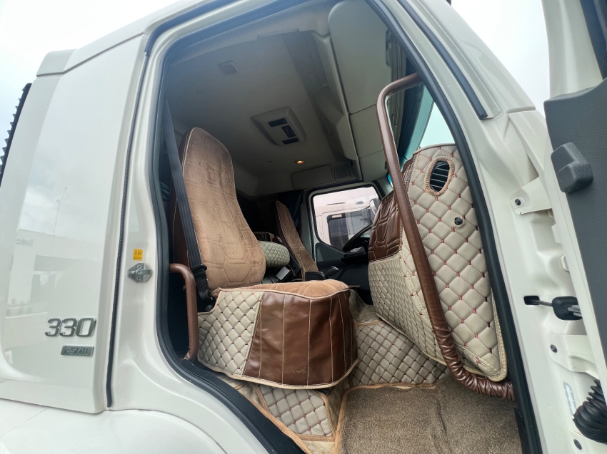 volvo vm330 lx l2h1 8x2r  22/2217