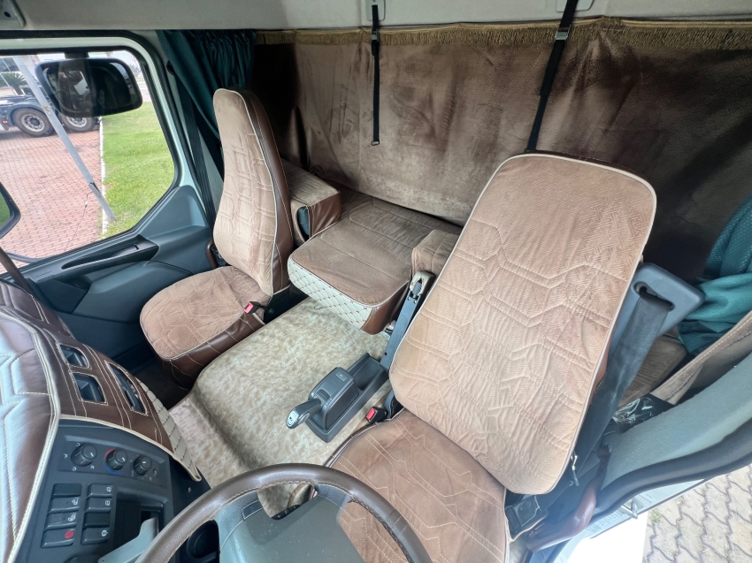 volvo vm330 lx l2h1 8x2r  22/227