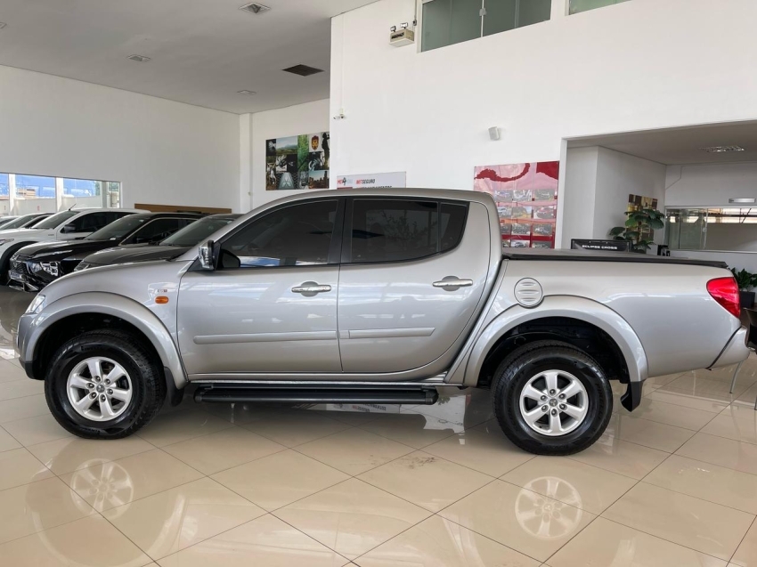 mitsubishi l200 triton 3.5 hpe 4x4 cd v6 24v flex 4p automatico 2013