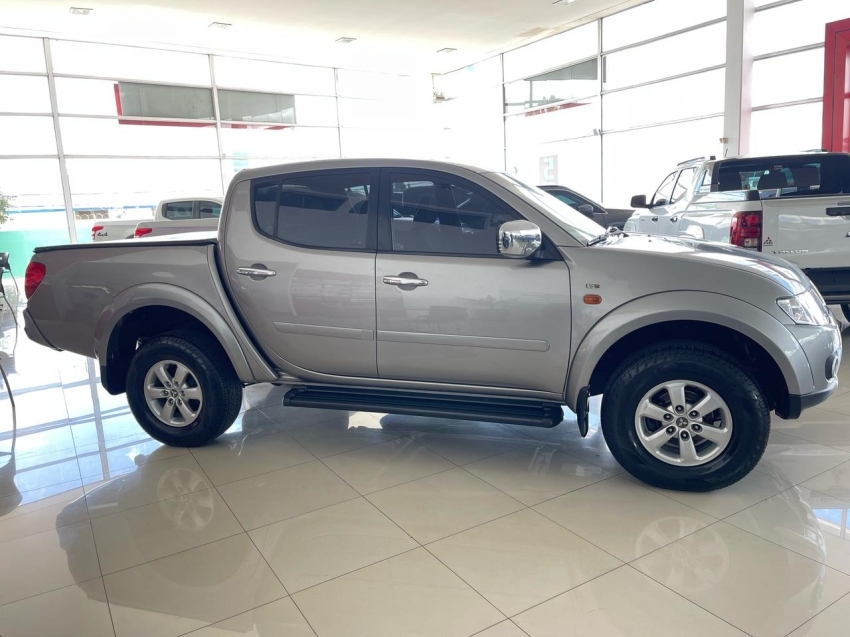 mitsubishi l200 triton 3.5 hpe 4x4 cd v6 24v flex 4p automatico 2013