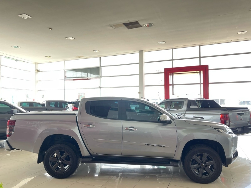 mitsubishi l200 triton 2.4 16v turbo diesel sport hpe cd 4p 4x4 automatico 2022