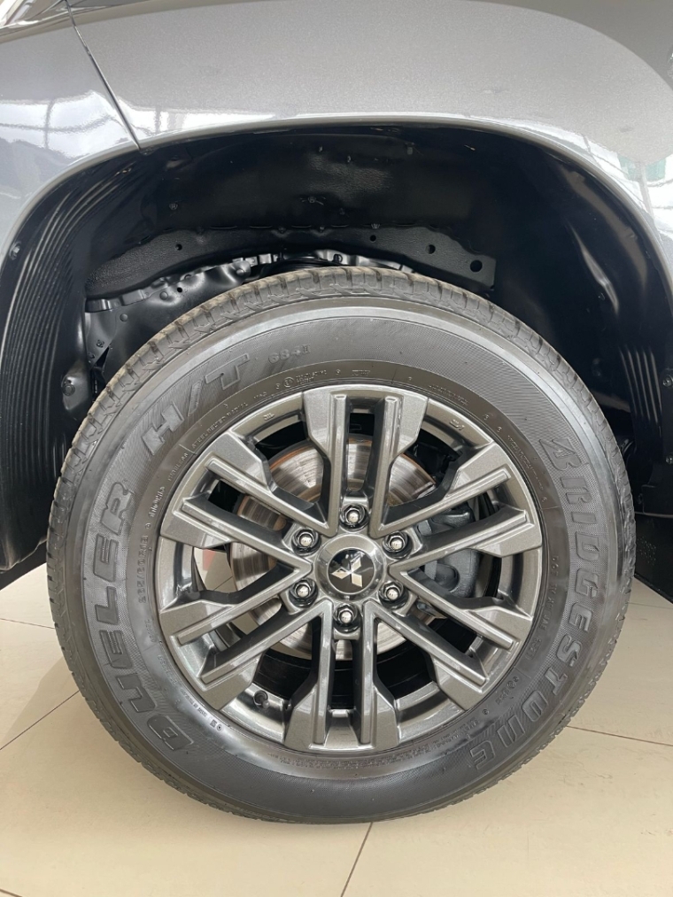 mitsubishi l200 triton 2.4 16v turbo diesel sport hpe cd 4p 4x4 automatico 2025