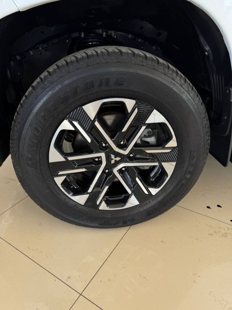 mitsubishi l200 triton 2.4 16v turbo diesel sport hpe-s cd 4p 4x4 automatico 2025