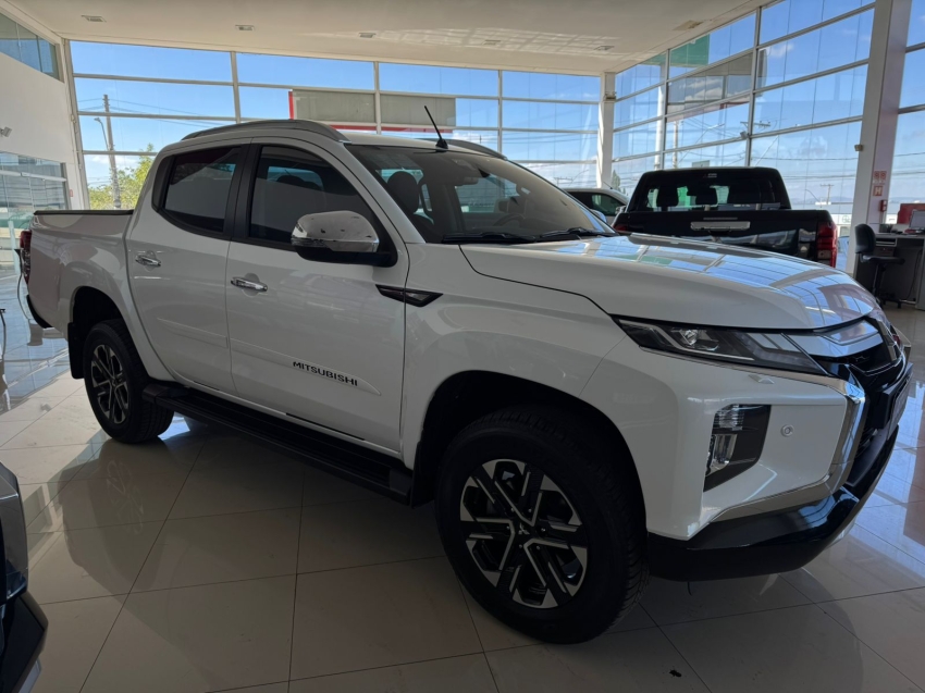 mitsubishi l200 triton 2.4 16v turbo diesel sport hpe-s cd 4p 4x4 automatico 2025