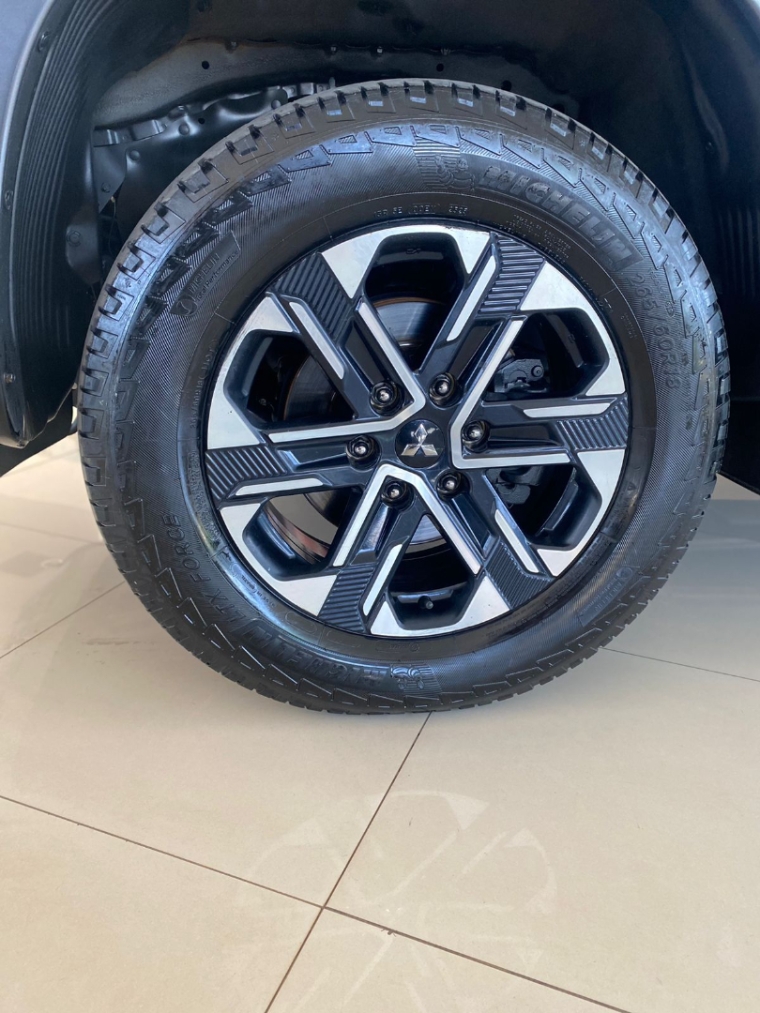 mitsubishi l200 triton 2.4 16v turbo diesel sport hpe-s cd 4p 4x4 automatico 2023