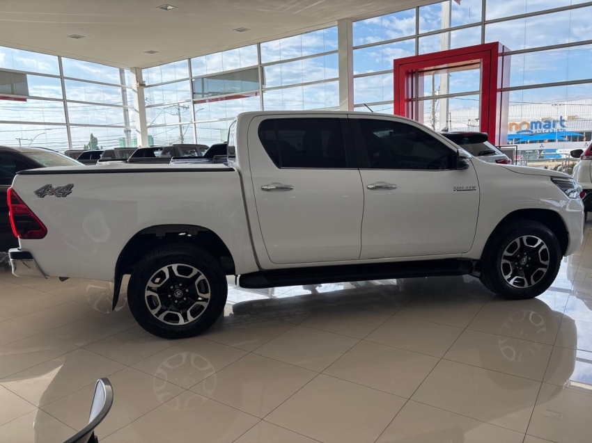 toyota hilux 2.8 d-4d turbo diesel cd srx 4x4 automatico 2.7 4p 2022